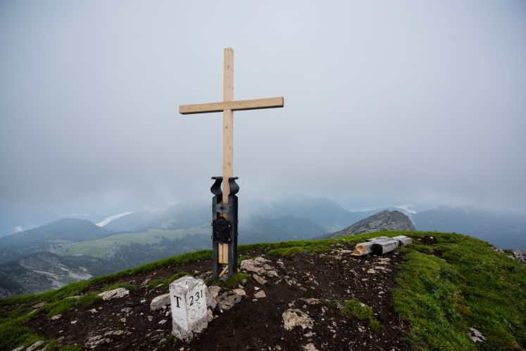 Ein neues Kreuz steht auf dem Gipfel des Schafreiters bei Vorderriss in der Nähe von Lenggries (Bayern) vor den Überresten des zerstörten alten Gipfelkreuzes
