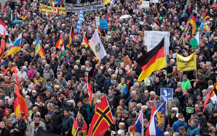 Teilnehmer eines Aufmarsches des fremdenfeindlichen Bündnisses Pegida versammeln sich am 03.10.2016 in Dresden. 