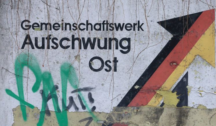 Wand mit der Aufschrift „Gemeinschaftswerk Aufschwung Ost“