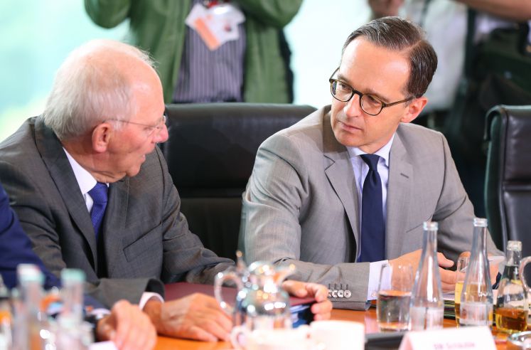 Wer kann besser rechFinanzminister Wolfgang Schäuble (CDU) neben Justizminister Heiko Maas (SPD) bei einer Kabinettssitzung