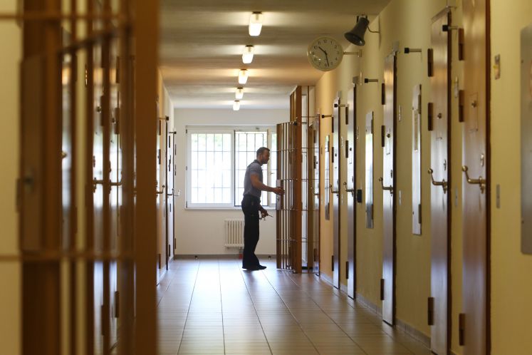 Ein Justitzbediensteter steht in der Justizvollzugsanstalt (JVA) Leipzig