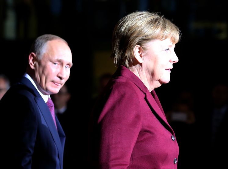 Wladimir Putin und Angela Merkel vor dem Bundeskanzleramt