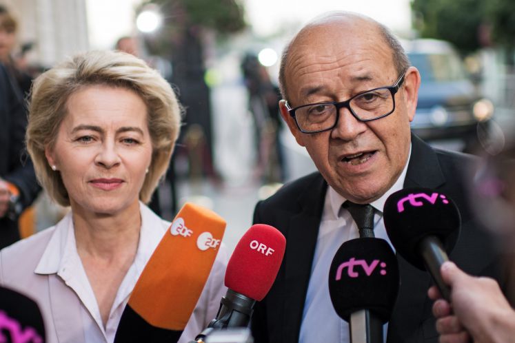 Verteidigungsministerin Ursula von der Leyen mit ihrem französischen Amtskollegen Jean-Yves Le Drian