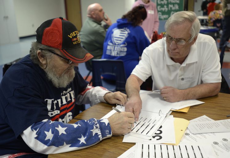 Ein Donald-Trump-Unterstützer lässt sich beraten, wie er einen Wahlzettel auszufüllen hat