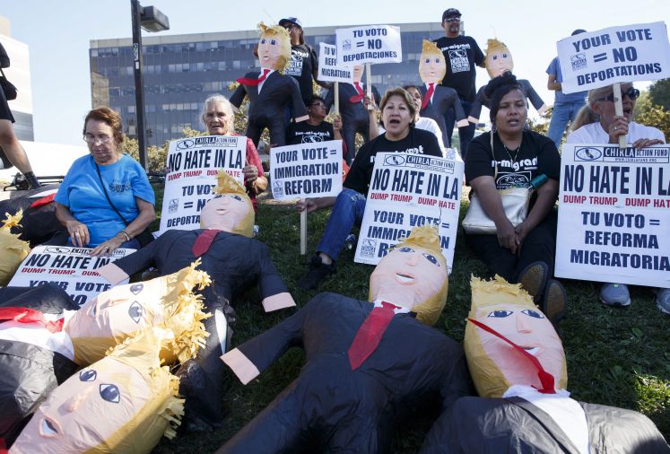 Einwanderer protestieren mit Pinata-Figuren von Donald Trump gegen den Präsidentschaftskandidaten der Republikaner bei den US-Wahlen