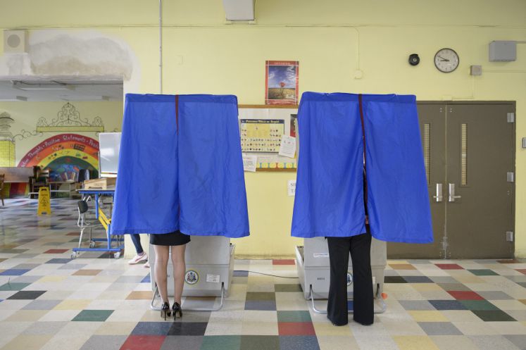 US-Bürger in der Wahlkabine