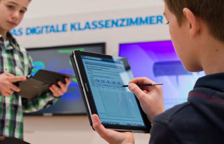 Schüler mit digitalen Schulbuch.  