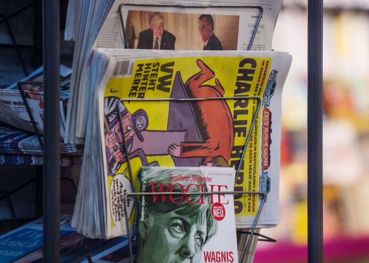 Deutsche Charlie-Hebdo-Ausgabe in einem Zeitungsstand