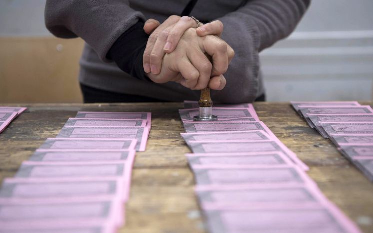 Aneinandergereihte Wahlzettel bei dem Referendum in Italien. 
