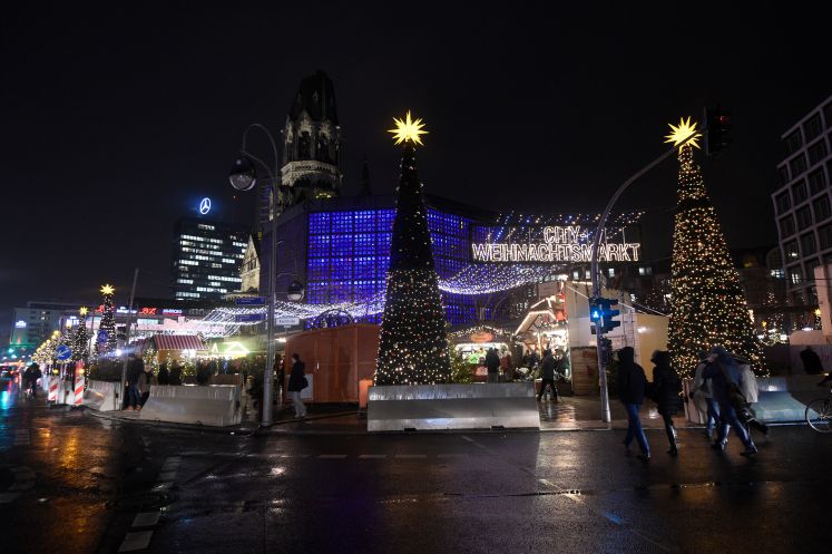 Betonsperren vor dem Weihnachtsmarkt am Berliner Breitscheidplatz