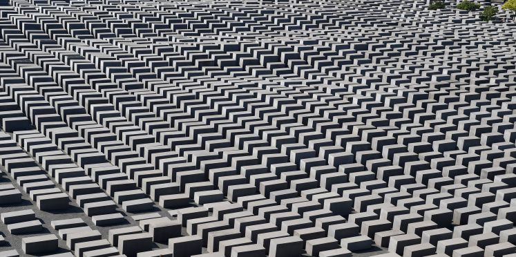 Blick auf das Stelenfeld vom Denkmal für die ermordeten Juden Europas in Berlin-Mitte.