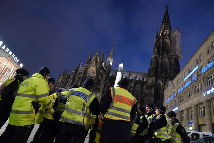 Polizisten vor dem Kölner Dom