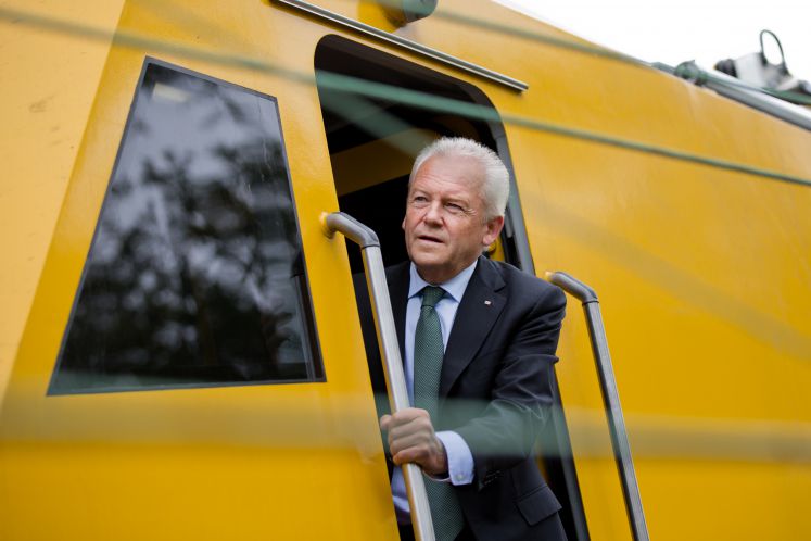 Ex-Bahnchef Rüdiger Grube schaut aus einem Waggon heraus