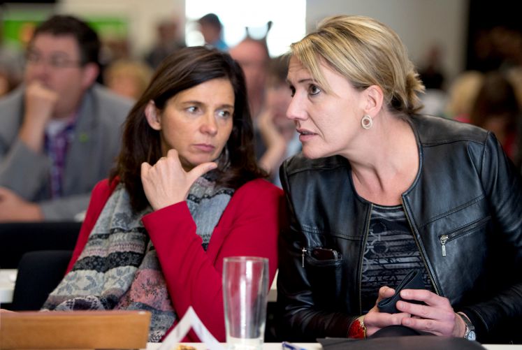 Katrin Göring-Eckardt und Simone Peter von den Grünen  unterhalten sich in Berlin 