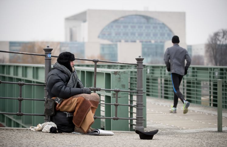 Udo, ein Obdachloser, sitzt am 09.02.2017 in Berlin an der Spree im Regierungsviertel und bittet um Unterstützung. Seinen Schlafplatz hat Udo in einem Zelt, auch an der Spree, rund 200 Meter vom Reichstag entfernt aufgestellt.