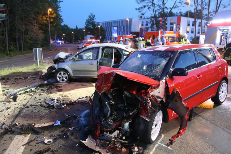 Zerstörte Fahrzeuge stehen am 19.05.2016 auf einer Kreuzung in Hagen (Nordrhein-Westfalen). Bei einem illegalen Autorennen in Hagen sind fünf Wageninsassen schwer verletzt worden, darunter ein kleiner Junge. Zwei Fahrzeuge hatten sich am Donnerstagabend ein Rennen geliefert, wobei einer der Wagen in den Gegenverkehr raste.