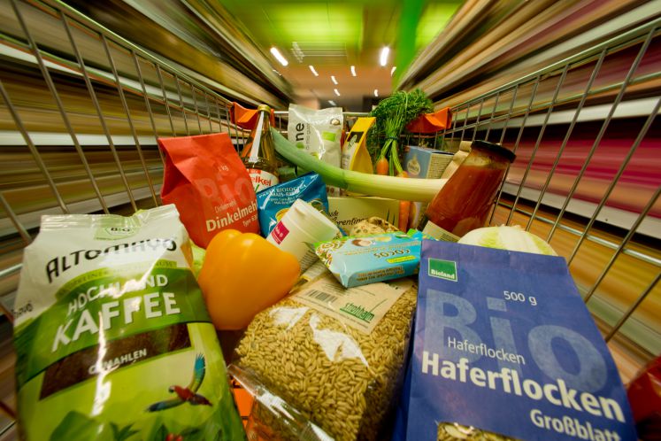 Einkaufswagen mit Bioprodukten