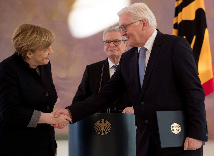 Angela Merkel schüttelt im Schloss Bellevue dem zukünftigen Bundespräsidenten Frank-Walter Steinmeier die Hand.