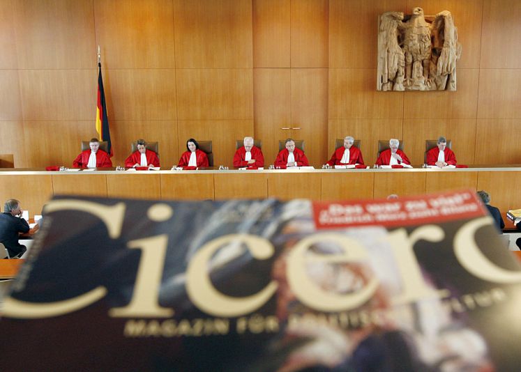 Eine Person hält am 27.02.2007 im Bundesverfassungsgericht (BVG) in Karlsruhe bei der Urteilsverkündung in Sachen Cicero eine Ausgabe des Magazins in die Kamera des Fotografen. Das Bundesverfassungsgericht hat den Schutz der Presse gegen polizeiliche Durchsuchungen gestärkt. Eine Razzia bei der Zeitschrift «Cicero» im September 2005 habe die im Grundgesetz garantierte Pressefreiheit verletzt, entschied das Karlsruher Gericht. Damit hatten zwei Verfassungsbeschwerden des «Cicero»- Chefredakteurs W