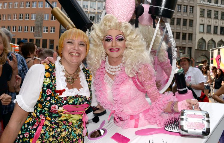Claudia Roth von den Grünen posiert neben einem Teilnehmer des Christopher Street Day am 13.07.2013 in München 
