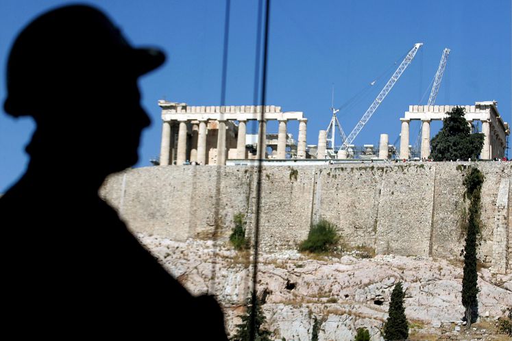Ein Bauarbeiter steht vor der Akropolis, an der Bauarbeiten durchgeführt werden 