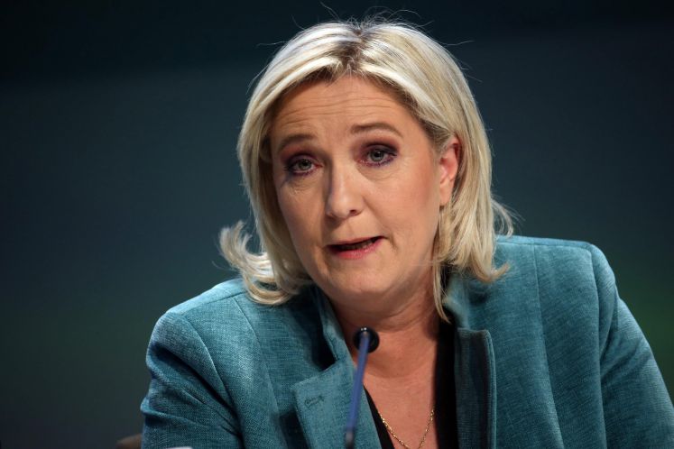 Marine Le Pen bei einer Diskussion 