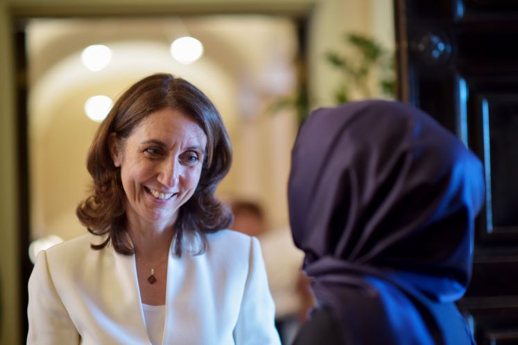 Integrationsbeauftragte Aydan Özoguz im Gespräch mit einer Muslima