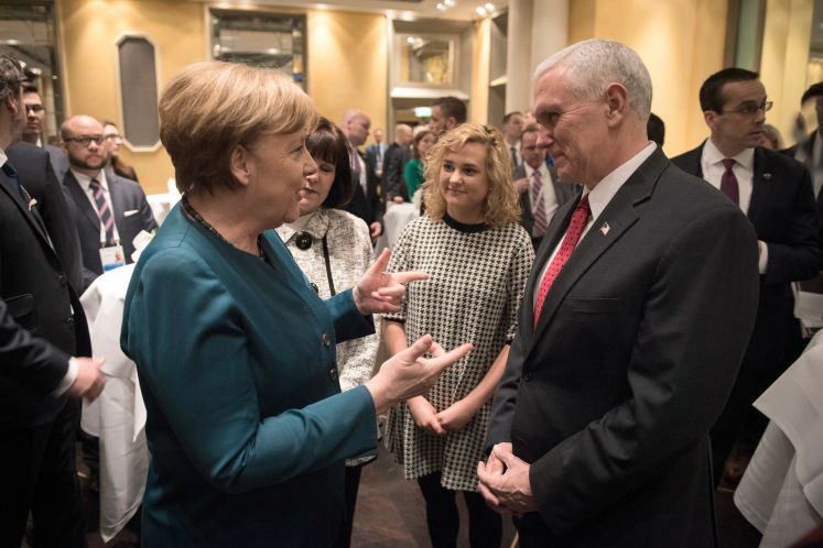 Angela Merkel und US-Vizepräsident Mike Pence unterhalten sich am Rande der Münchner Sicherheitskonferenz
