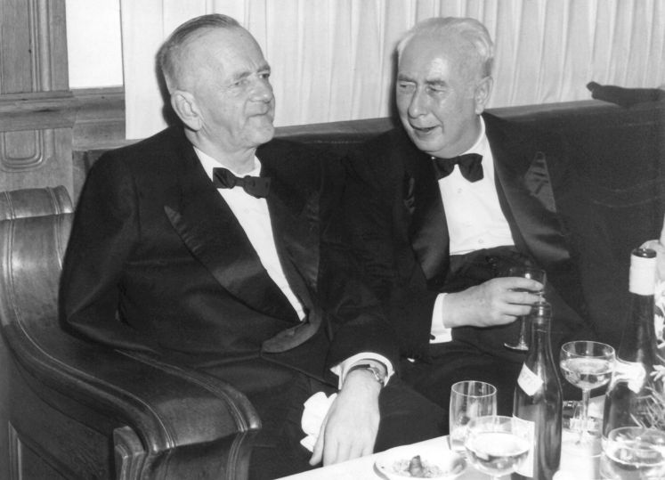 Bundespräsident Theodor Heuss (r.) mit SPD-Vorsitzenden Kurt Schumacher 1951 in Bad Neuenahr auf dem Presseball. Heuss war der erste Bundespräsident der neugegründeten Bundesrepubik Deutschland und von 1949 bis 1959 im Amt.