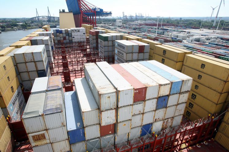 Containerschiff im Hamburger Hafen