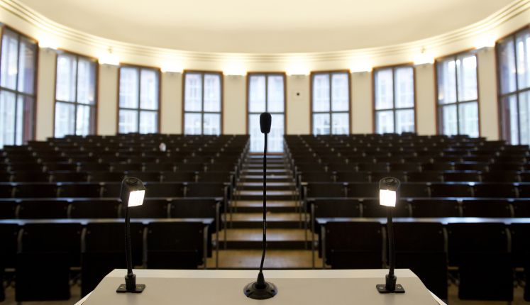 Ein leerer Hörsaal mit einem Mikrofon.