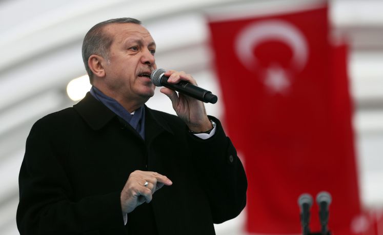Erdogan spricht anlässlich der Eröffnung des Eurasia Tunnels vor einer türkischen Flagge.