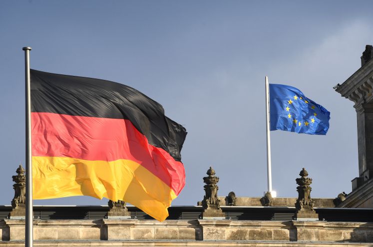 Die schwarz-rot-goldene Flagge und die Fahne der Europäischen Union (EU) wehen am 05.01.2017 in Berlin über dem Reichstag.