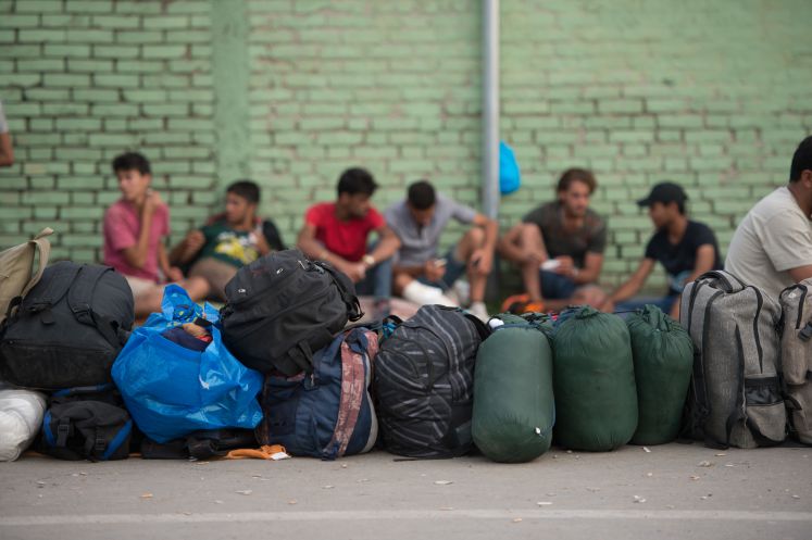 Wartende Flüchtlinge mit ihrem Gepäck