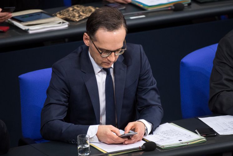 Justizminister Heiko Maas tippt auf seinem Handy
