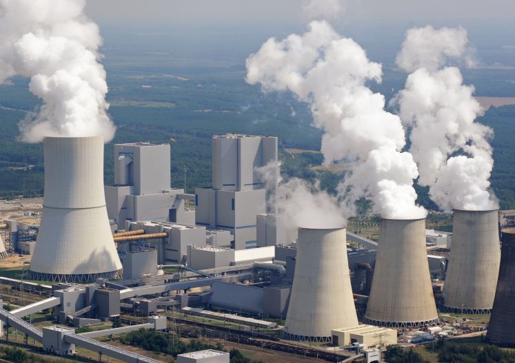 Das Braunkohlekraftwerk im sächsischen Boxberg nahe Weißwasser, aufgenommen am Montag (09.08.2010). Anfang der 1980er Jahre war es das größte Kohlekraftwerk in der DDR.