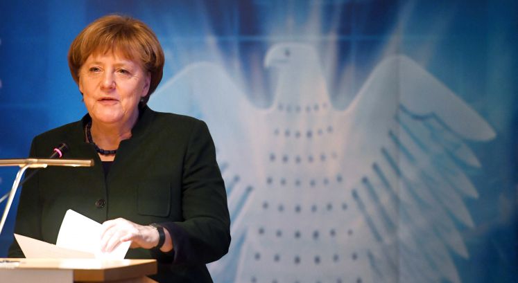 Angela Merkel hält eine Rede vor dem Reichsadler