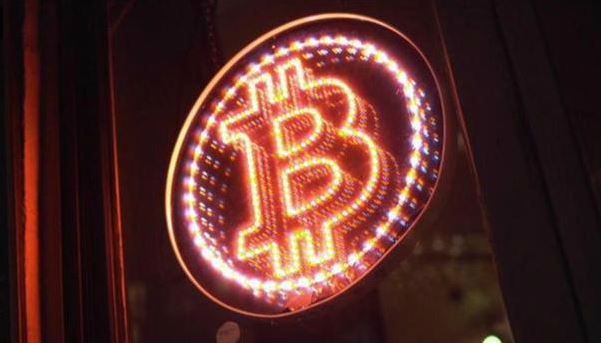 Leuchtendes "B" über einer Berliner Bar