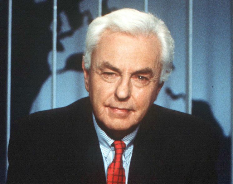 Hanns Joachim Friedrichs im Studio der ARD-"Tagesthemen" in Hamburg (Archivfoto vom 18.11.1990).