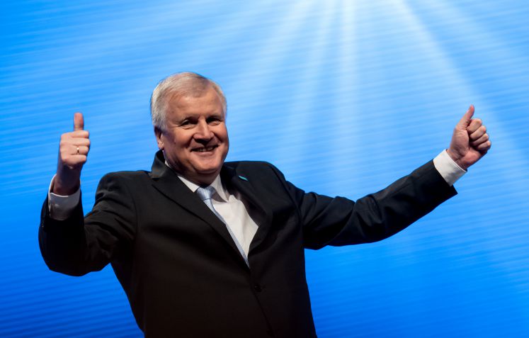 Horst Seehofer in Siegerpose beim politischen Aschermittwoch in Passau, Bayern 