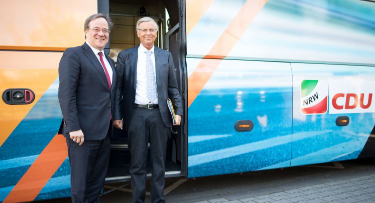 Armin Laschet und Wolfgang Bosbach stehen vor einem Wahlkampfbus der CDU NRW