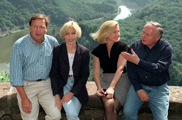 Gerhard Schröder und Oskar Lafontaine mit ihren damaligen Frauen an der Saarschleife