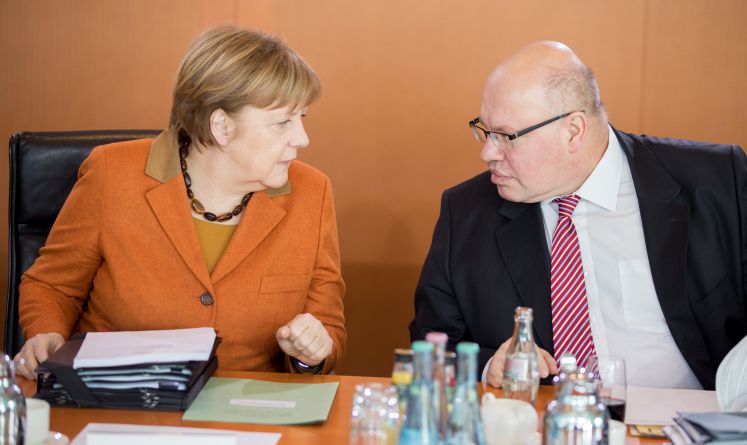 Bundeskanzlerin Angela Merkel und Kanzleramtsminister Peter Altmaier im Gespräch