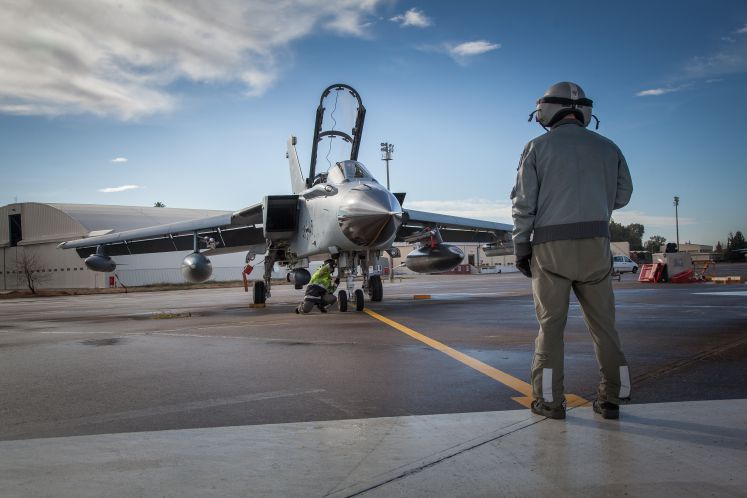 Ein Flugzeug der Bundeswehr wird am Nato-Stützpunkt Incirlik überprüft