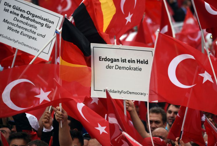 Unterstützer des türkischen Präsidenten Erdogan protestieren am 30.06.2016 in Köln.