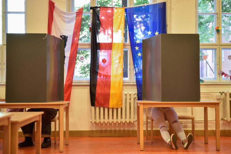 Wähler in der Wahlkabine