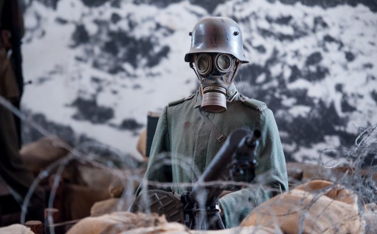 Eine Puppe mit Ausrüstung eines Soldaten des Ersten Weltkrieges steht am 26.01.2017 in Munster (Niedersachsen) im dortigen Deutschen Panzermuseum an einem Maschinengewehr.