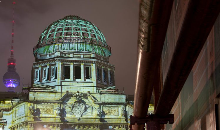 Das Humboldt-Forum wird an seiner Westseite im Rahmen des "Festivals of Lights" am 13. Oktober 2015 farbig beleuchtet / picture alliance