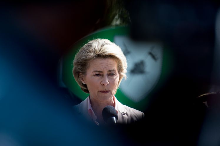Bundesverteidigungsministerin Ursula von der Leyen (CDU) steht am 03.05.2017 beim Besuch des Jägerbataillons 291 der Bundeswehr in Illkirch bei Straßburg (Frankreich) vor den Journalisten und geben ein Pressestatement. Der terrorverdächtige Oberleutnant Franco A. hat dort seinen Dienst verrichtet