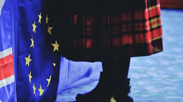 Ein Schottenrock vor einer EU-Flagge